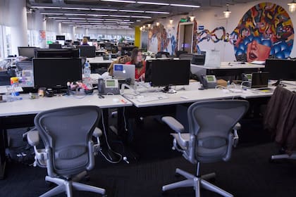 La dedicación sin límites del mundo corporativo: luces encendidas que reflejan el sacrificio personal tras largas jornadas de trabajo