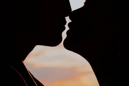 Muchas veces lo espiaba a su exenamorado, preguntándose cómo se sentiría darle un beso a él.