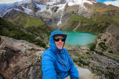 "Muchas veces me preguntan hasta cuándo voy a viajar, es una pregunta que hoy me cuesta mucho responder, no lo sé, o simplemente no lo pienso, pero sí se que mis huesos un día querrán descansar y para ese momento solo tengo 3 sitios seleccionados donde me gustaría vivir de forma sedentaria:
1-donde nací en Buenos Aires
2-en el nordeste de mi amado Brasil
3-o donde tome esta foto, otro tesoro del Cusco, el cerro Humantay y su laguna turquesa, cabecera de agua pura que alimenta a todo el distrito de Mollepata", asevera Maxi en un posteo de su cuenta Despertar Viajando, junto a esta foto.