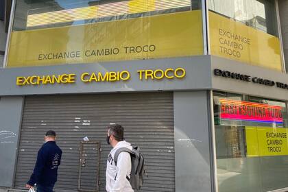 Muchas ventanillas de cambio de dólar suspendieron la venta de la divisa hasta que haya certidumbre sobre el panorama político