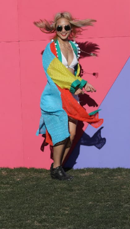Mucho color, en las prendas y en los murales de Indio