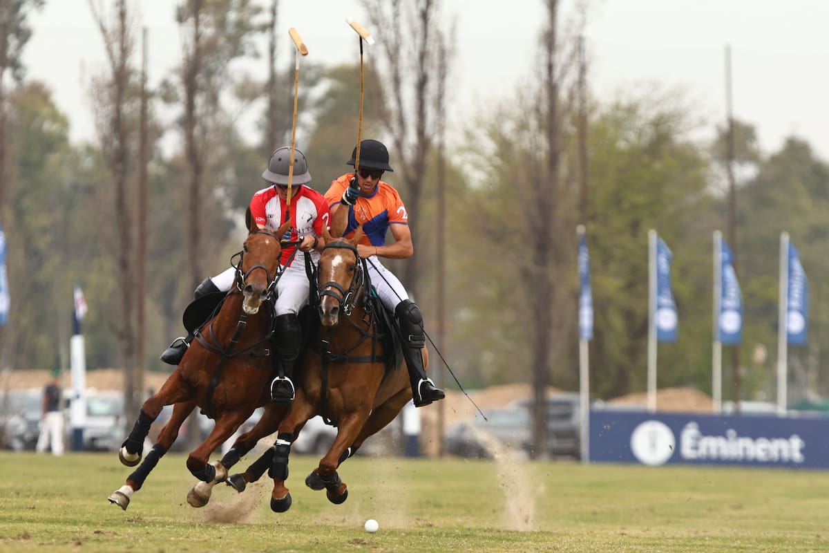Mucho futuro en esa disputa: Paco de Narváez y Lucas Criado (h.), a fondo por la bocha en La Irenita vs. Las Monjitas, la final del Abierto de Jockey Club de polo.