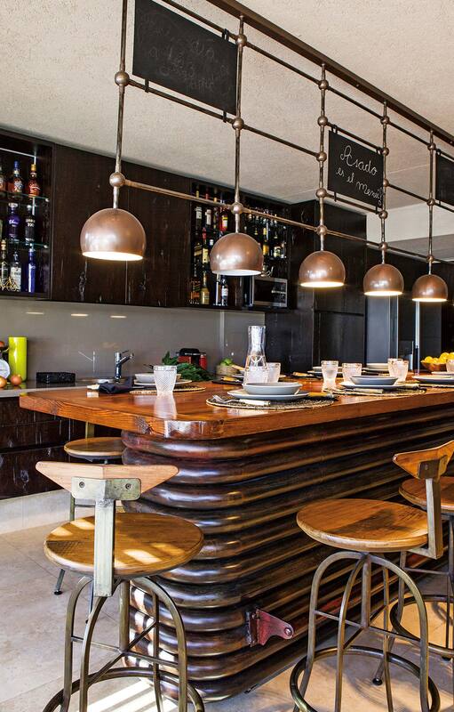 Mucho más que una cocina, este espacio -generoso y sumamente original– tiene estética de bar y espíritu de encuentro.
