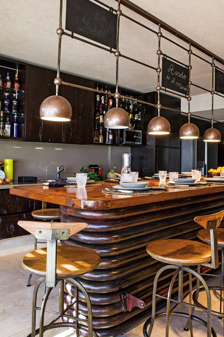 Mucho más que una cocina, este espacio -generoso y sumamente original– tiene estética de bar y espíritu de encuentro.