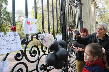 Mucho público dejó mensajes y flores para despedir a Pelusa
