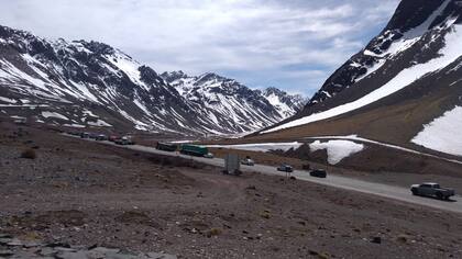 Mucho tránsito de camiones y vehículos particulares durante este fin de semana largo en el camino entre Mendoza y Chile