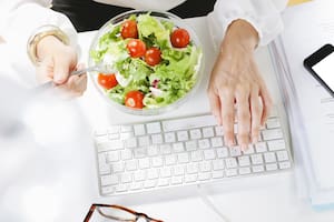Muchos admiten comer en el escritorio al menos una vez por semana, y eso tiene sus consecuencias negativas