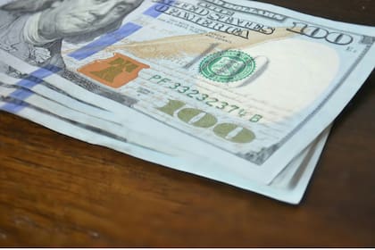 Muchos argentinos eligen al dólar como refugio para sus ahorros