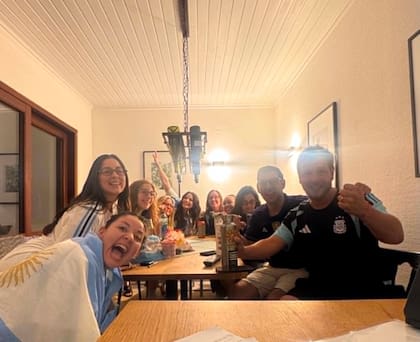 Muchos aseguran que amigos y compañeros ingleses comenzaron a hablar del partido apenas quedó definido el rival