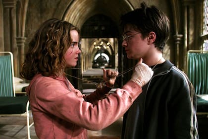 Muchos aseguran que el símbolo se trata de un Giratiempo, de la saga de Harry Potter