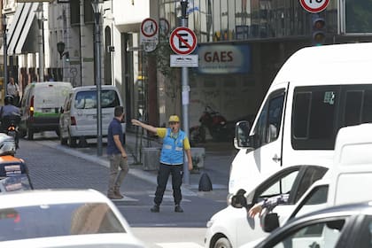 Muchos automovilistas no sabían que desde ayer estaba vedado el acceso la zona de Retiro, el microcentro y el casco histórico; trámites pendientes