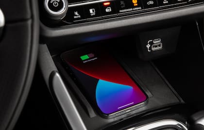 Muchos autos modernos tienen cargador inalámbrico incorporado