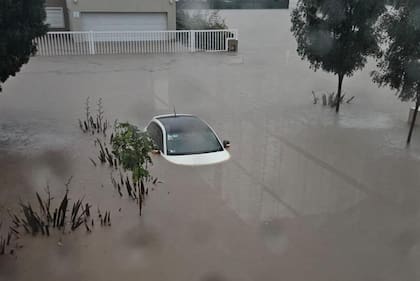 Muchos autos quedaron bajo el agua y otros fueron arrastrados por la corriente