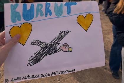 Muchos chicos de escuelas locales fueron a despedirlo, lo que se pensó como una actividad de concientización