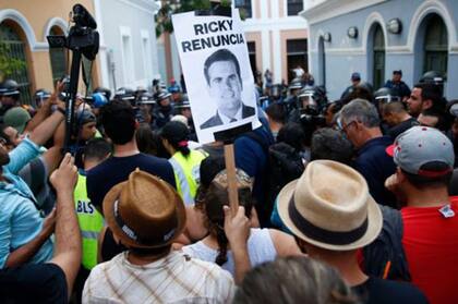 Muchos ciudadanos han acudido a protestar en contra del gobernador Roselló.