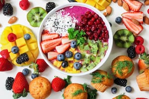 Muchos colores es fundamental en el plato de comida ideal y saludable
