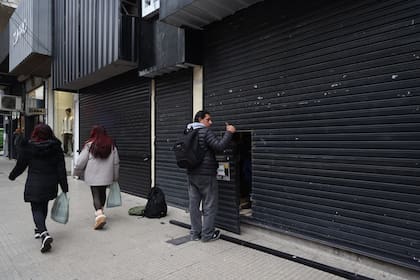 Muchos comerciantes decidieron cerrar las persianas de sus locales
