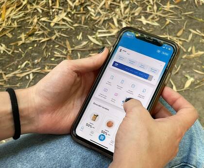 Muchos comerciantes usan las transferencias dentro de Mercado Pago para evitar las comisiones que cobra la plataforma si se usa el código QR, pero éste es más seguro; en cualquier caso, hay que confirmar el ingreso del dinero, que suele ser instantáneo, antes de dar por terminada la operación