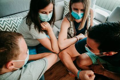 Muchos contagiados buscan reunirse con otros para pasar el aislamiento