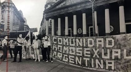 Muchos de los asistentes a la primera marcha llevaban antifaces blancos para resguardar su identidad. Fuente: Télam.
