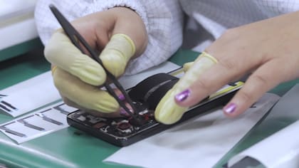 Muchos de los elementos de un teléfono, cómo el módulo de la cámara, se ponen a mano