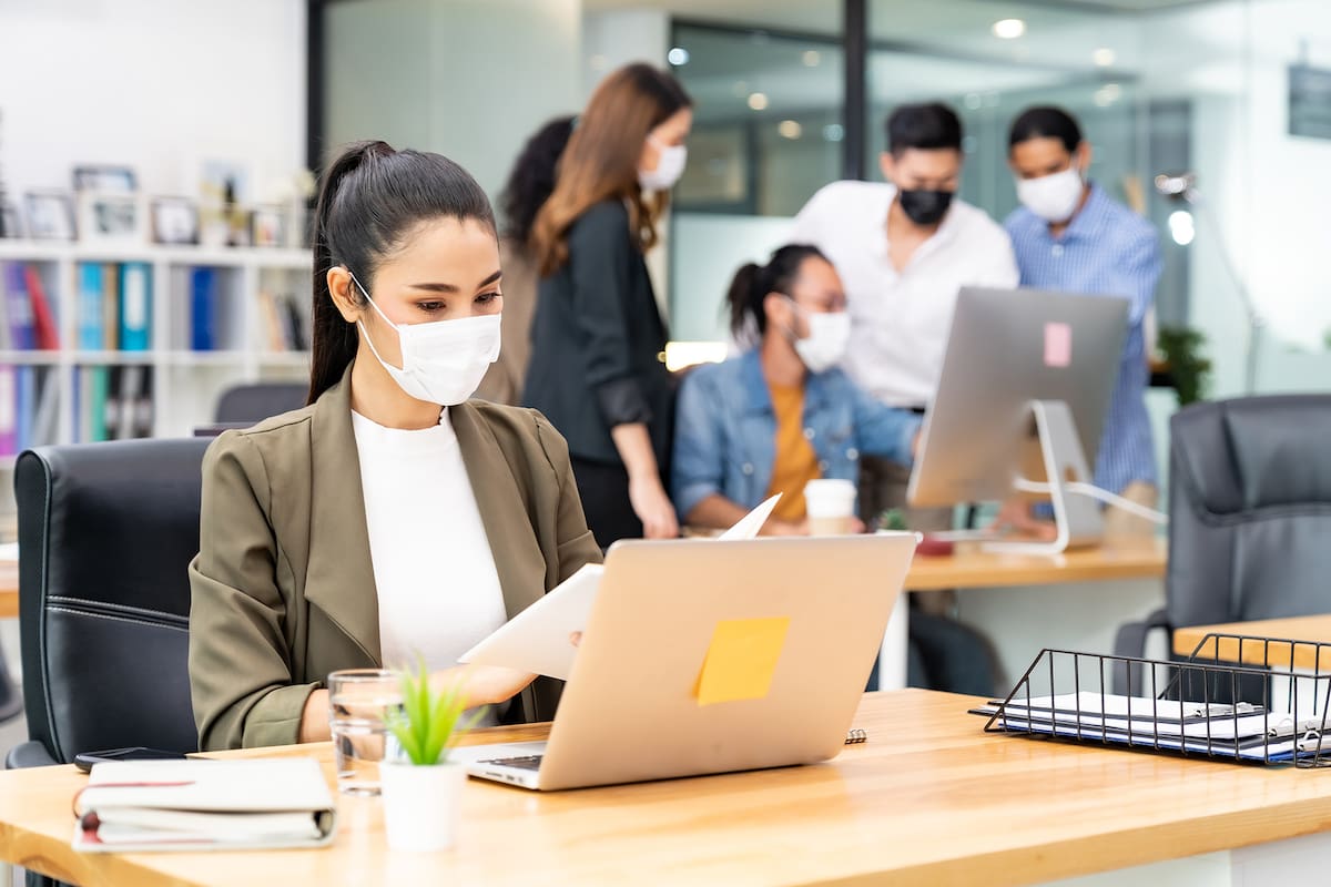 Muchos de los empleados consideran su trabajo como aburrido y sin sentido, pero sus relaciones con los compañeros les dan un poco de sentido a su vida laboral