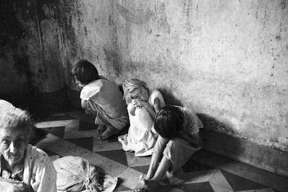 Muchos de los pacientes en Barbacena eran enviados por sus familias o el sistema desde chicos (Foto: Luiz Alfredo, 1961)
