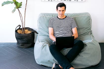 Muchos de los profesionales en esta área son ingenieros, pero algunas de las habilidades se pueden obtener a través de cursos y capacitaciones online