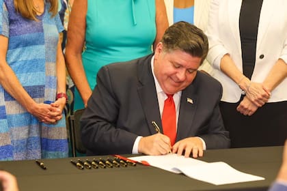 Muchos de los proyectos que fueron firmados por el gobernador de Illinois entraran en vigencia el próximo año