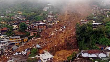 "Muchos de los que llegan perdieron todo o perdieron a sus parientes", señaló el párroco de la iglesia de San Antonio en Petrópolis, que acogió a unas 150 personas