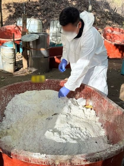 Muchos de los trabajadores en narcolaboratorios se ven forzados a estar allí bajo amenazas. Foto: @ICEgov vía X