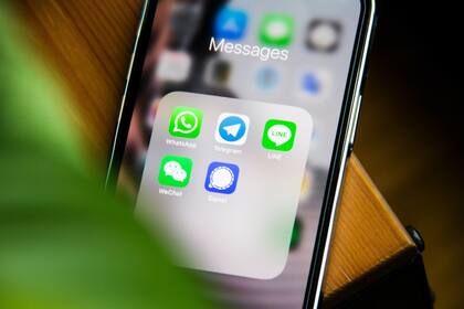Muchos de los usuarios necesitan saber si alguna persona no lo tiene agendado en su lista de contactos y para este problema, la aplicación de mensajería tiene una solución: verificarlo mediante las listas de difusión