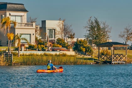 Muchos de los vecinos han construido muelle propio y aprovechan el lago para hacer deporte, o relax, o moverse entre un punto y otro de la Ciudad.