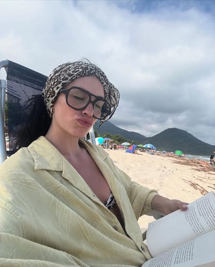 Muchos de sus seguidores quisieron saber qué libro está leyendo la cantante y actriz en sus vacaciones