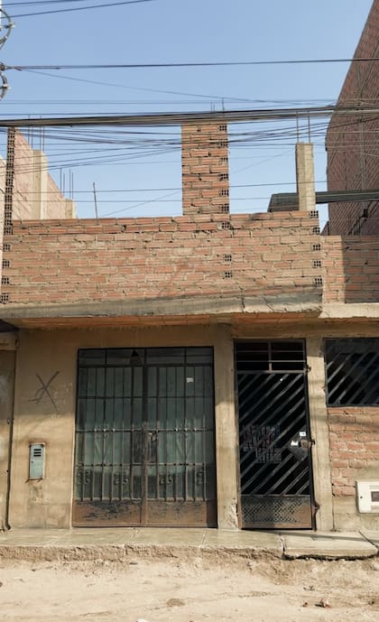 Muchos dejan columnas expuestas, esperando poder continuar la construcción en el futuro