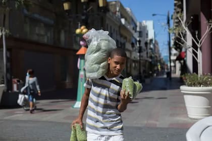 Muchos dominicanos sobreviven con empleos informales.