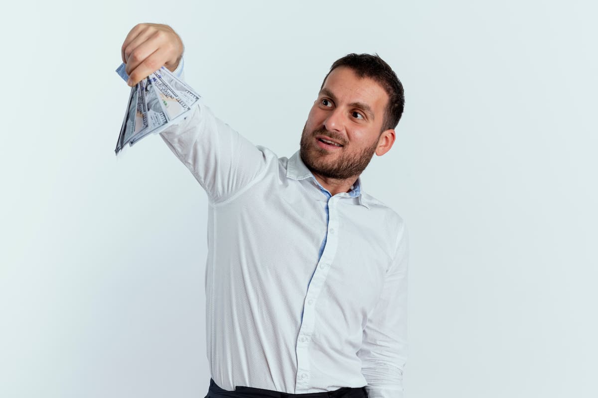 Muchos empleados del sector de servicio continúan trabajando bajo el salario mínimo federal