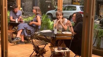 Muchos espacios que antes eran habitacionales han sido transformados a espacios comerciales, como cafés y restaurantes (Crédito: Marcos González Díaz/BBC Mundo)