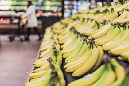Muchos establecimientos dejan las frutas y verduras cortadas en bandejas sin refrigeración o bajo condiciones poco higiénicas; esto aumenta las probabilidades de que se desarrollen microorganismos dañinos (Foto ilustrativa: PIXABAY)