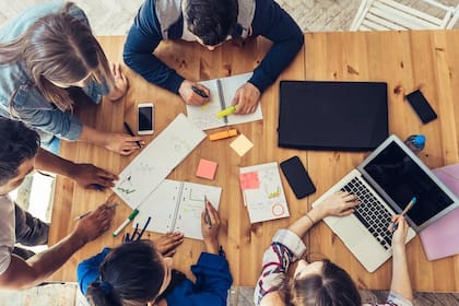 Muchos estudios académicos ponen en duda la efectividad de las reuniones de "lluvias de ideas".