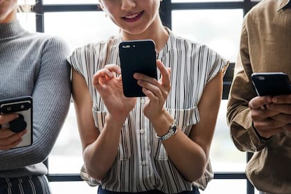 Muchos factores conspiran para evitar que hablemos entre nosotros, como el uso del celular (Foto:Freepik)