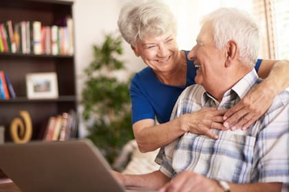 Muchos familiares pueden llegar a sobreproteger o infantilizar a sus adultos mayores, algo que debe evitarse