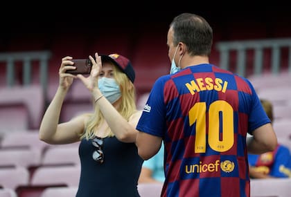 Muchos hinchas fueron al Camp Nou con la camiseta de Messi