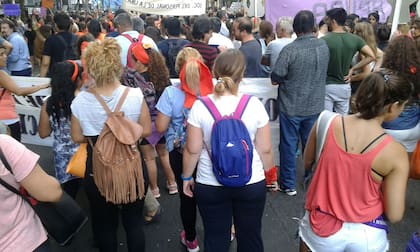Muchos hombres se acercaron al Congreso