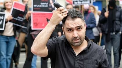 Muchos hombres también se han solidarizado con el gesto simbólico de cortarse el pelo