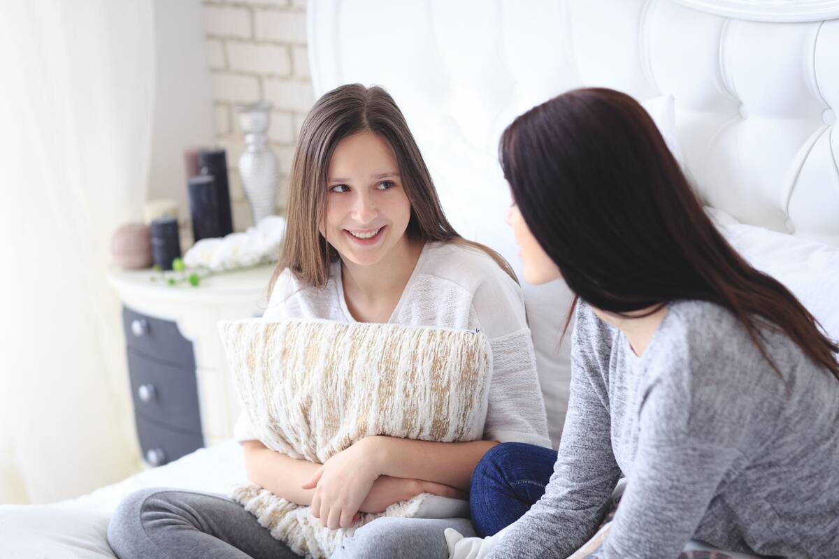 Muchos jóvenes siguen saliendo y haciendo reuniones a pesar de la pandemia del coronavirus; por qué es tan difícil que los adolescentes cambien sus rutinas y cómo hacer para lograrlo