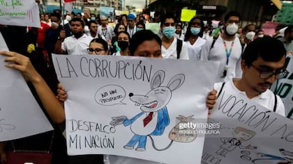 Muchos manifestantes denuncian en sus pancartas la corrupción política en el país