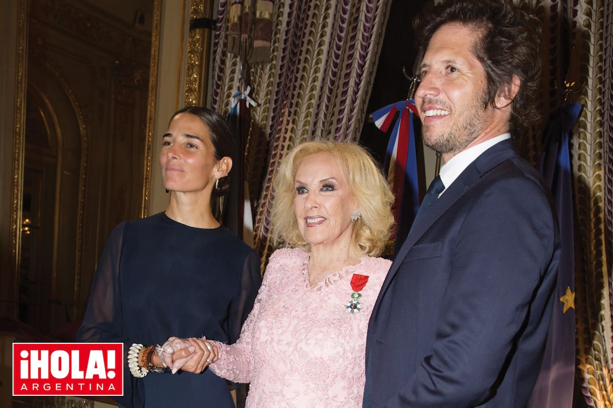 “Muchos me preguntan si a esta edad se piensa mucho en la muerte. La verdad es que no tengo tiempo: estoy muy ocupada con la vida”, expresó Mirtha. La reina de los almuerzos posó junto a su nieta, Juanita Viale acompañada por su novio, Agustín Goldenhorn.