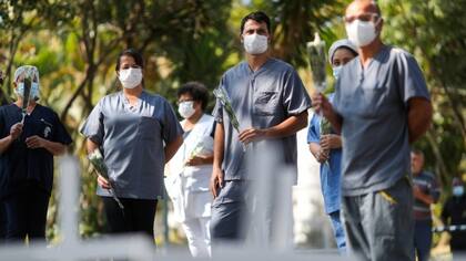 Muchos médicos también se enferman de covid-19. Aquí, personal de salud de Brasil despide a una enfermera que murió por la enfermedad