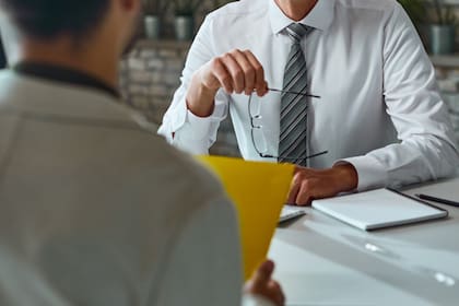 Muchos migrantes se preguntan si es suficiente un contrato laboral para permanecer en EE.UU.